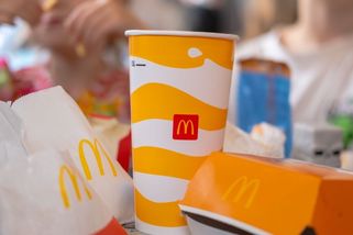 McDonald's mění strategii, chce zpátky atmosféru rodinné restaurace. Vrátí dětské koutky a nasadí AI
